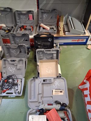 de nombreux outils différents dans la mallette posée sur la table