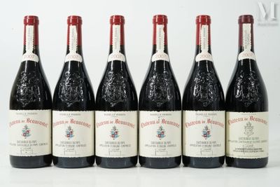 six bouteilles de vin sont alignées sur une surface blanche