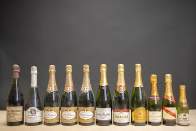 Des bouteilles de champagne sont alignées sur une table