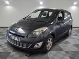 la photo d'une voiture grise garée dans un garage
