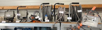 de nombreux types d'outils différents sur les étagères du garage