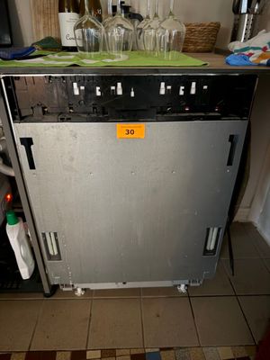 une photo d'un lave-vaisselle sur lequel sont posés de nombreux verres