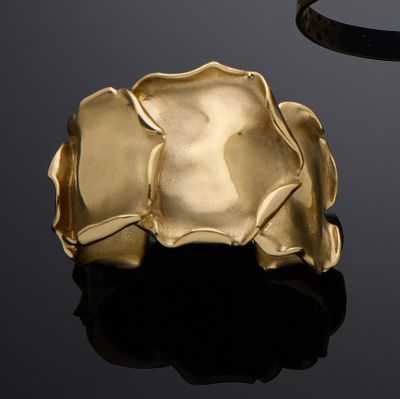 une bague en or et une bague en or sur un fond noir