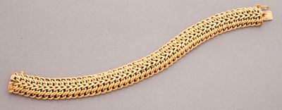 un bracelet en chaîne d'or muni d'un fermoir