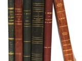 plusieurs vieux livres sont empilés sur une surface blanche