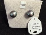 une paire de boucles d'oreilles posées sur un morceau de tissu