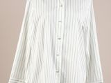 une chemise rayée posée sur un mannequin, devant un fond gris