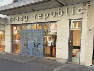 Façade du magasin PAS A VENDRE