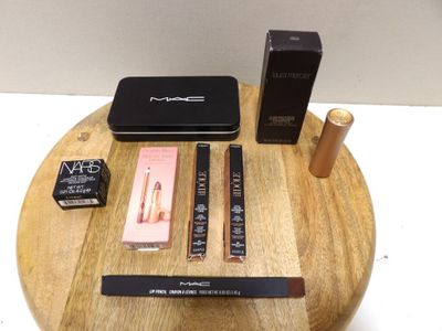 une table en bois sur laquelle sont posés divers produits de maquillage