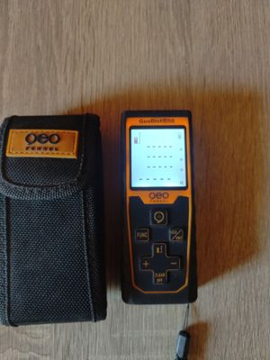 un appareil orange et noir posé sur une table en bois