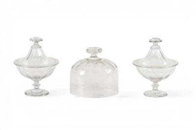 trois récipients en verre transparent avec couvercles, posés sur une surface blanche
