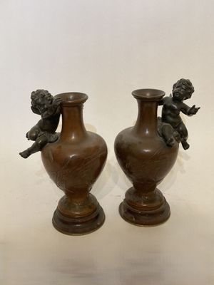 deux vases posés l'un à côté de l'autre sur une table