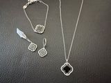 gros plan d'un collier et de boucles d'oreilles sur une table