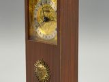 une petite horloge posée sur une table