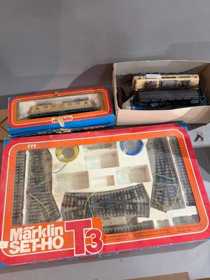 deux trains en boîte posés l'un à côté de l'autre sur une table