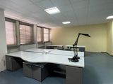 un bureau vide avec un bureau et une lampe à l'intérieur