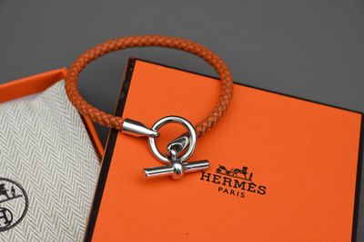 une boîte orange contenant une cravate et un porte-clés
