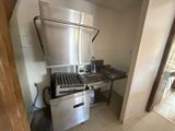 une cuisine équipée d'une cuisinière, d'un évier et d'un lave-vaisselle