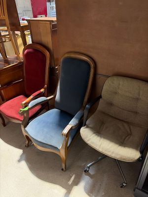 plusieurs chaises sont alignées dans une pièce