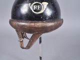 un casque posé sur un support muni d'une base métallique