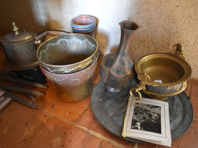 une photo d'une théière et d'autres objets sur le sol