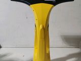 un sèche-cheveux jaune et noir posé sur une table