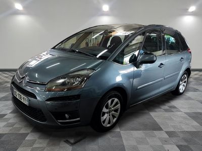 la petite voiture bleue est garée sur un carrelage à carreaux