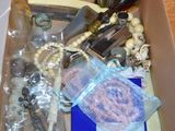 une boîte remplie d'objets assortis posée sur une table