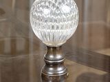 une boule de verre posée sur une table en verre