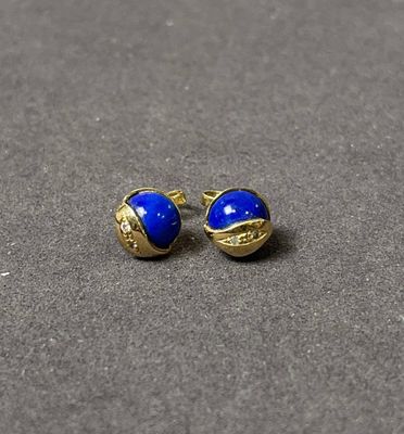 une paire de boucles d'oreilles bleues posée sur une table