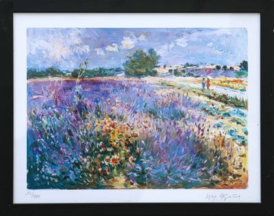 un tableau représentant un champ avec des fleurs violettes au premier plan