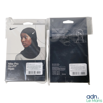 deux emballages de hijabs Nike Pro sur fond blanc
