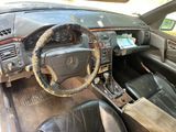 le tableau de bord sale d'une voiture avec un volant