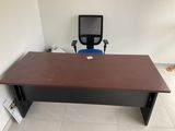 un bureau en bois avec une chaise bleue et une chaise noire