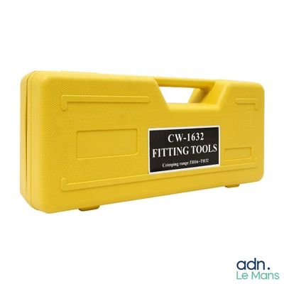 Dans l'étui jaune se trouvent une paire de ciseaux et une paire de ciseaux