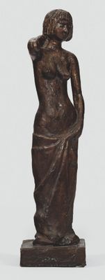 statue d'une femme tenant une fleur dans sa main droite