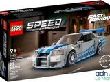 Le coffret Lego Speed Champions se trouve dans la boîte posée sur la table
