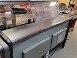 une image d'une cuisine commerciale avec des plans de travail en acier inoxydable