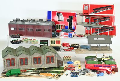 un grand nombre de trains miniatures posés sur une table