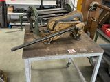une machine posée sur une table dans une pièce