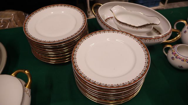 Partie de service en porcelaine de Limoges marque M&D