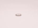 gros plan d'une bague en diamant sur une surface blanche