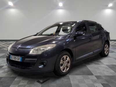 la voiture bleue est garée dans le garage sur le sol en damier