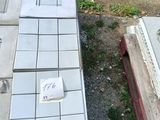 un tas de carreaux blancs par terre, à côté d'un tas d'autres objets