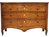 une photo d'une commode en bois ornée de sculptures