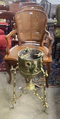 une chaise qui se trouve dans une pièce où il y a beaucoup de chaises