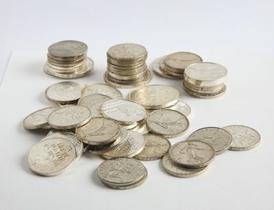 une pile de pièces de monnaie posée sur une table blanche