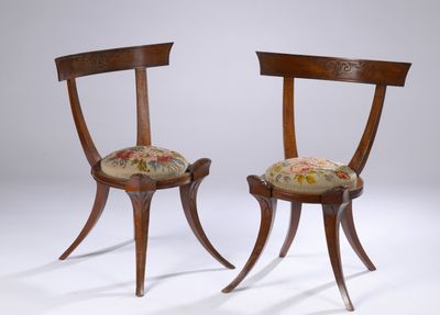 paire de chaises anciennes avec des coussins d'assise rembourrés à motifs floraux