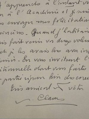 une vieille lettre manuscrite écrite à l'encre noire sur un morceau de papier