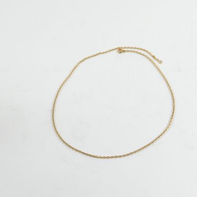 un bracelet-chaîne en or à porter à la cheville, orné d'un petit cœur